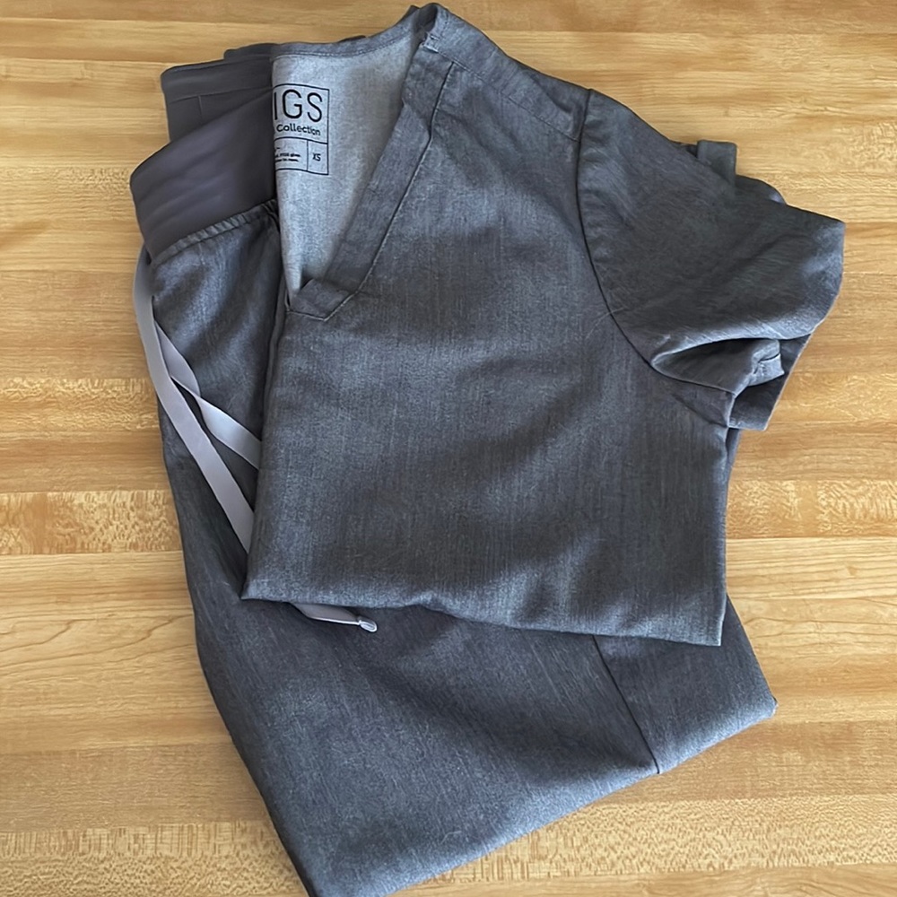 Official Figs scrub set in graphite!